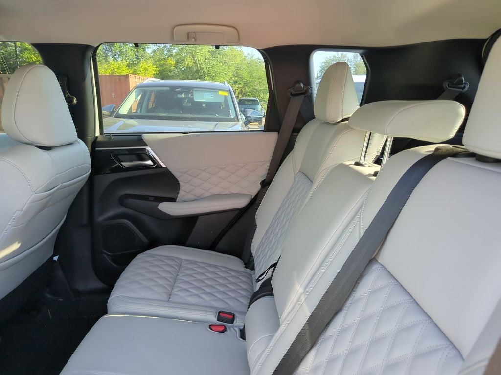 2024 Mitsubishi Outlander Base