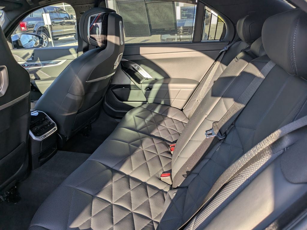 2023 BMW 7 Series 740i