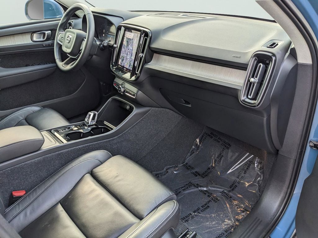 2023 Volvo XC40 B5 Plus Bright Theme