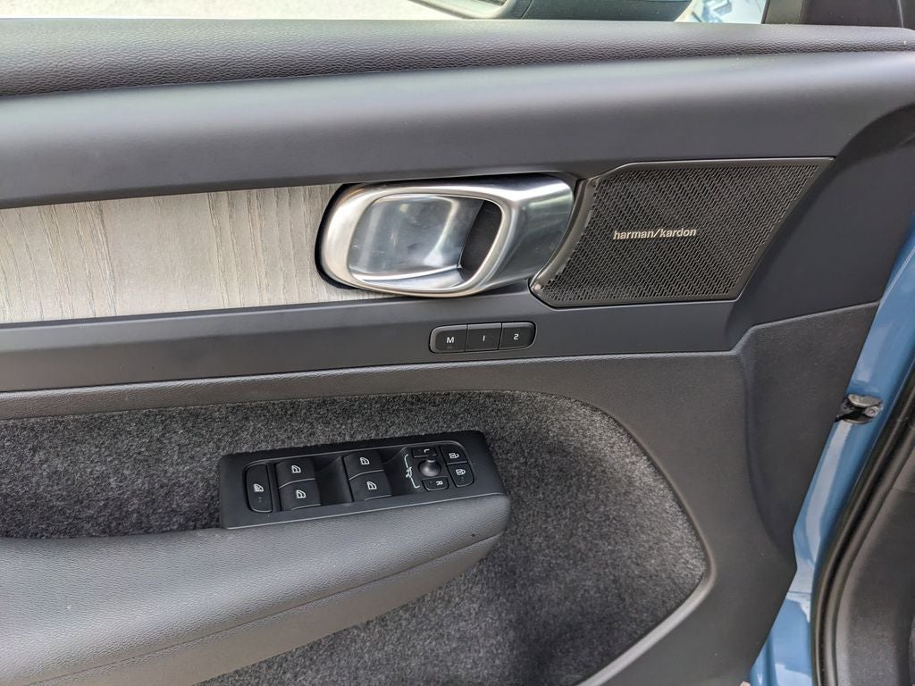 2023 Volvo XC40 B5 Plus Bright Theme