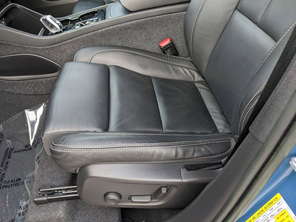 2023 Volvo XC40 B5 Plus Bright Theme