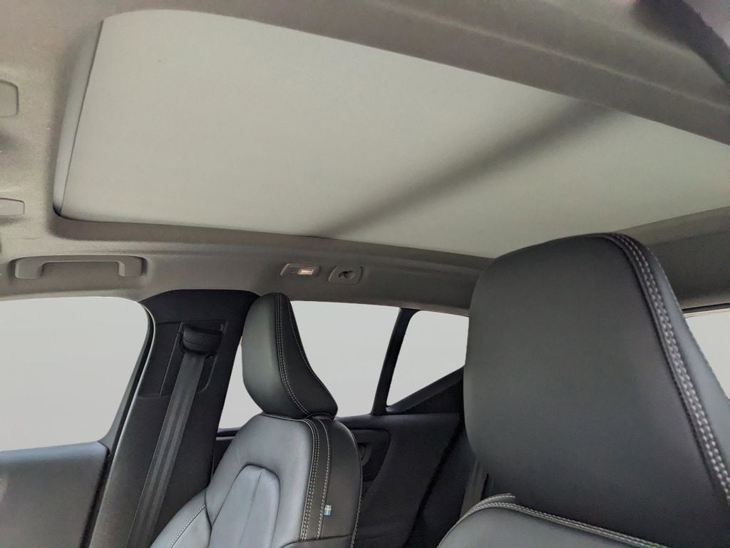 2023 Volvo XC40 B5 Plus Bright Theme