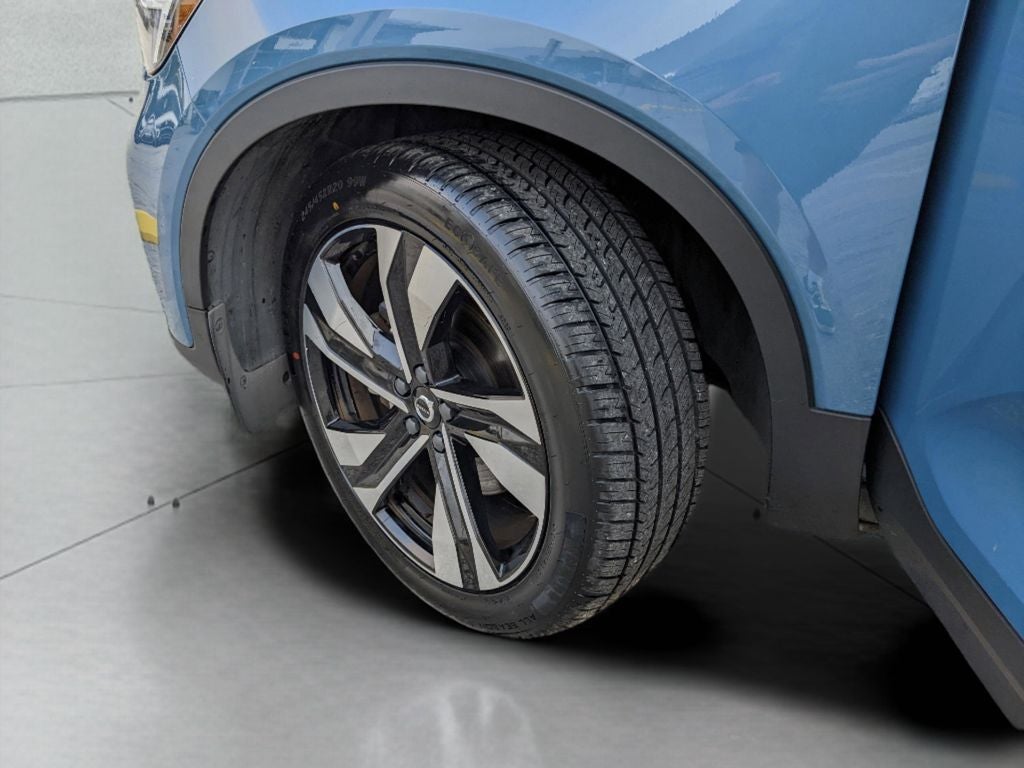 2023 Volvo XC40 B5 Plus Bright Theme