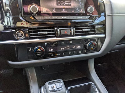 2022 Nissan Pathfinder SV