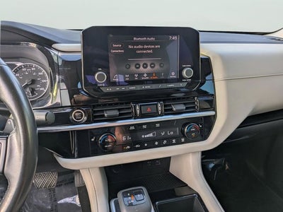 2022 Nissan Pathfinder SV