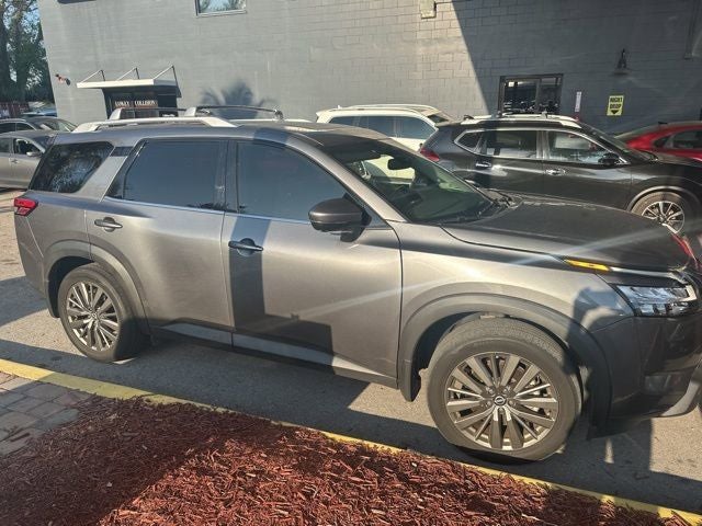 2022 Nissan Pathfinder SL