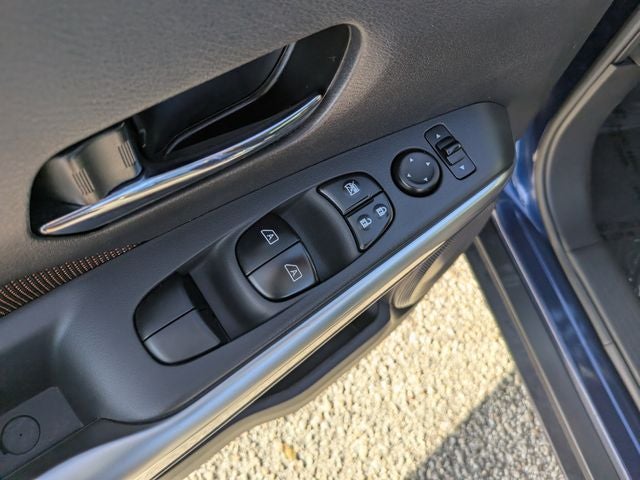 2018 Nissan Kicks SR Blue w white roof