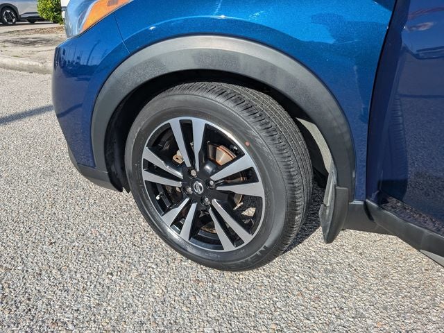 2018 Nissan Kicks SR Blue w white roof